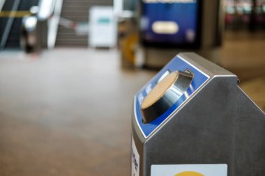 Londra 'da bir tren istasyonunda kart okuma makinesi. Burası kapalı bir istasyon ve orada kimse yok. Seyahat ve ulaşım kavramı.