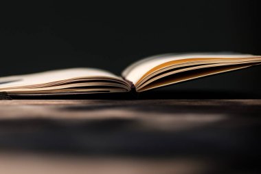 Dışarıdaki ahşap bir masanın üzerindeki defter kitabının basit bir resmi. Bokeh 'le yan görüş. Eski moda, hayal gücü, yaratıcılık kavramı.