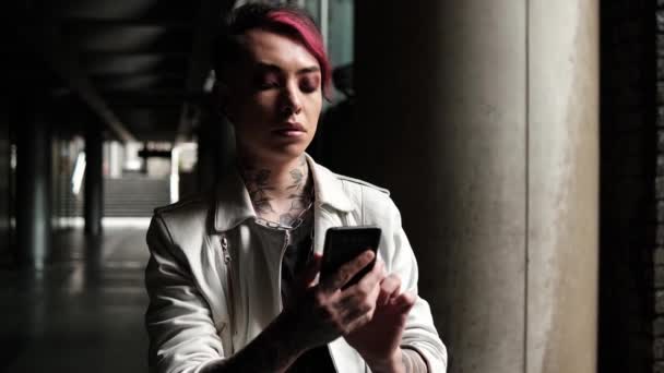 비성경적 사람은 스러운 골목에서 전화로 문자를 있어요 회색의 분홍빛 — 비디오