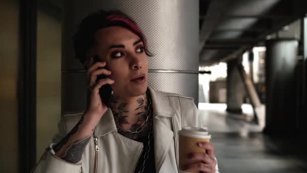 Moderní Androgynní Osoba Mluví Telefonu Pije Kávu Průlom Mluví Živě — Stock video