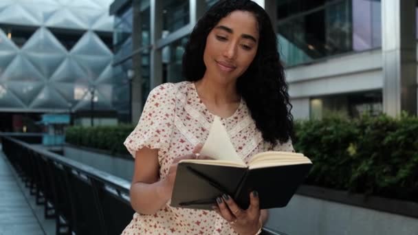 Lockige Frau Beim Lesen Eines Buches Freien Sie Sieht Entspannt — Stockvideo