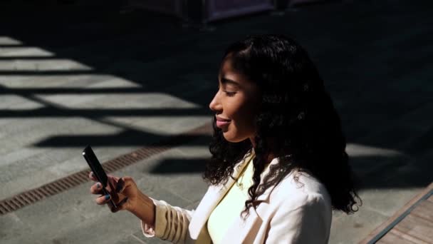 Mladá Žena Venku Píše Mobil Usmívá Když Sedí Schodech Ulici — Stock video