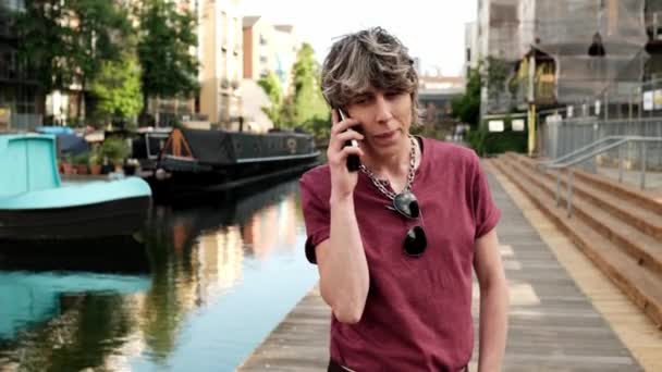 Femme Androgyne Marchant Parlant Par Téléphone Côté Canal Beaucoup Beaux — Video