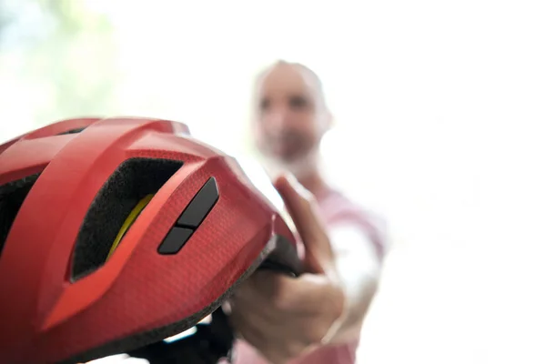 Red Cycle Helmet Blurred Cyclist Background Protection Safe Visibility Road — Stock Photo, Image