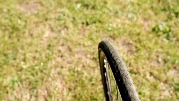 慢慢骑自行车在草地上 今天天气晴朗 我们可以看到骑自行车的人的影子 — 图库视频影像