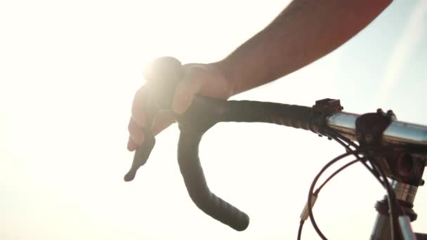 特写视频的手使用杠杆制动器自行车 它由背光照明 安全和体育概念 — 图库视频影像