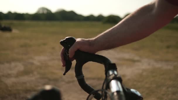 Vista Próxima Mão Ciclista Usando Alavanca Freio Ciclo Dia Ensolarado — Vídeo de Stock