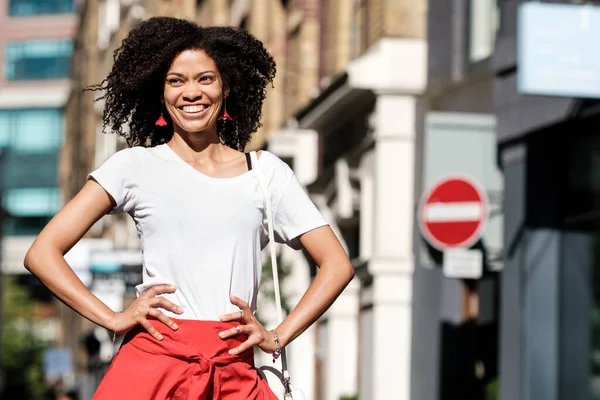 Счастливая Чёрная Женщина Позирует Лондонской Улице Жаркий Летний День Улыбается Стоковое Фото