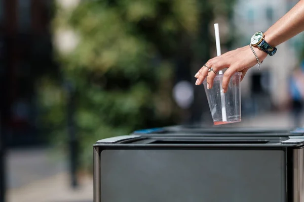Ruka Nerozpoznatelné Ženy Která Vyhazuje Prázdný Plastový Kelímek Odpadkového Koše Royalty Free Stock Obrázky