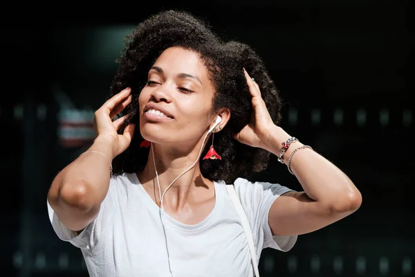 Šťastná Černoška Která Užívá Hudbu Sluchátkách Horký Letní Den Světlo Stock Snímky