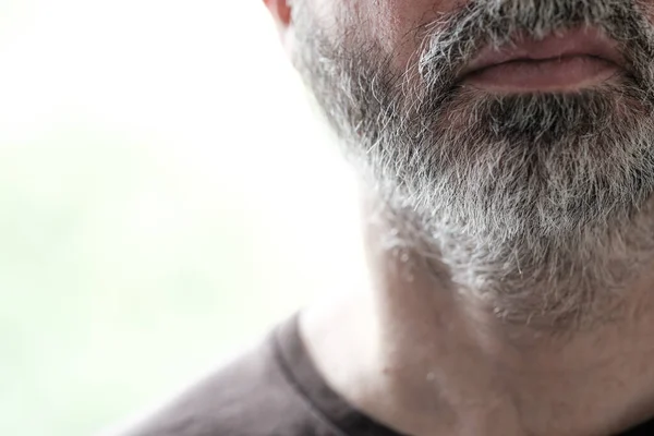 一个40多岁或50多岁的无法辨认的男性的白胡子的特写 健康观念中的老龄化 时间流逝概念的类推 — 图库照片