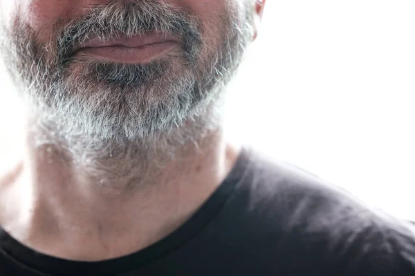 一个面带微笑的成熟男人的灰白胡子的特写 他四十多岁或五十多岁了 大部分的形象都不引人注目 — 图库照片