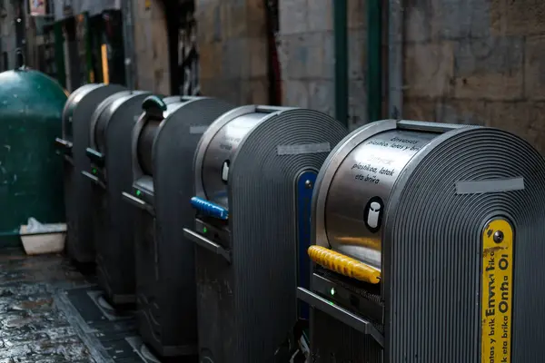 Şehir sokaklarında duran modern kamu geri dönüşüm kutuları, sorumlu atıkların atılmasını teşvik ediyor ve kentsel alanlarda çevresel sürdürülebilirliği teşvik ediyor.