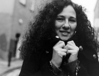 Çekici olgun kıvırcık model kameraya tavır takınarak bakıyor. Bir film kamerasıyla yapılmış monokrom analog bir portre ve mükemmel bir nostaljik ruh halini gösteriyor..