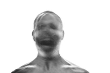 Cadılar bayramı için insanın korkunç bulanık görüntüsü. Uzun pozlama resmi, tek renkli versiyonu korku ve umutsuzluğu gösteriyor.