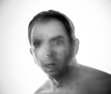 Korkutucu yüzü olan odaklanmamış bir adam. Tek renkli ve karıncalı portre korku ve korku dolu duygular gösteriyor..