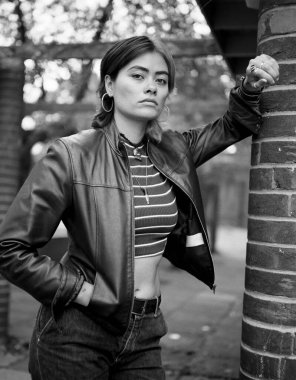 Parktaki bir sütuna yaslanmış kendine güvenen bir kadının tek renkli görüntüsü. Görüntü, bir orta formatta analog film kamerası ile çekildi. Dijital dünya kavramındaki eski süreç.