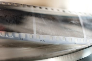 Analog film rulosunun makro görüntüsü. Sadece bir monokrom filminin birkaç karesini görebildiğinde. Eski moda teknolojiler ve tutkulu hobiler..