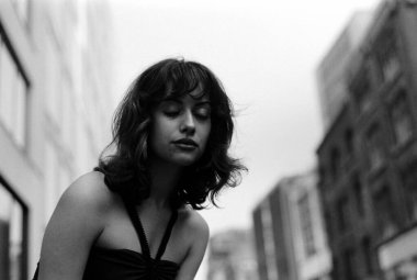 Gözleri kapalı genç bir kadın Londra 'da tek renkli bir sokakta poz veriyor. Yüzü dingin ve rahat. Görüntü eski bir film analog kamerasıyla yapıldı.