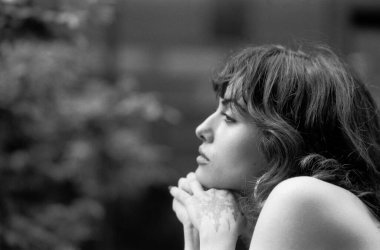 Tek renkli versiyondaki düşünceli genç bir kadının dış görünüşü. Filmin analog görüntüsünde elleri çenesinin arkasında..