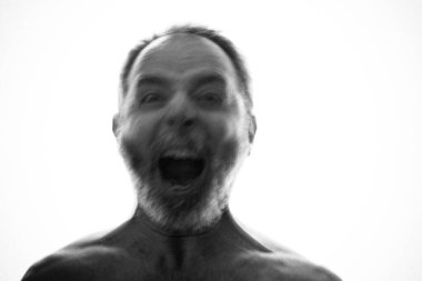 Korkutucu adam beyaz arkaplanlı tek renkli görüntüden ödü kopuyor. Bu karıncalı resimde gözleri ve ağzı sonuna kadar açık. Ruh sağlığı ve endişe kavramı.