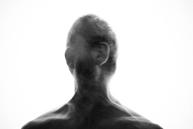 Yüzü olmayan ama iki kötü yerleştirilmiş kulağı olan bir insanın soyut görüntüsü. Tek krom taneli görüntü. Modern yaşam konseptinde bilgi üzerine.