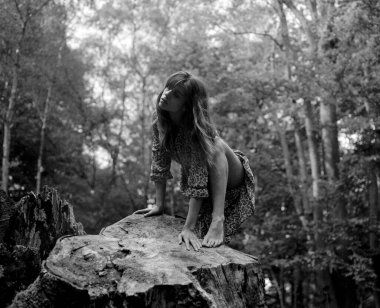 Taneli tek renkli orta formatlı bir film. Genç bir kadını ormanda çömelmiş bir ağaç kütüğünde yakalıyor. Doğayla büyüleyici bir bağ manzarası yaratıyor.