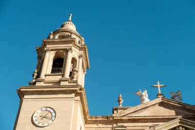 Pamplona katedrali saat kulesi ve İspanya 'nın Pamplona şehrinde güneşli bir günde masmavi gökyüzüne karşı duran melekler.