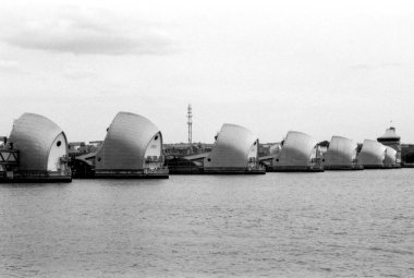 Bulutlu bir günde Londra 'yı selden koruyan thames bariyerinin taneli analog monokrom görüntüsü, 35 mm' lik klasik bir kamera ile çekildi.