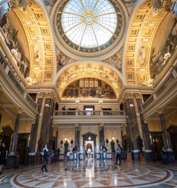 Yüksek kemerler ve cam kubbe, Prag, Çek Cumhuriyeti 'nin muazzam tarihi iç mimarisi..