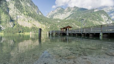 Dağlarla çevrili Alp Gölü 'nde bulunan tahta iskele, Konigssee, Almanya.