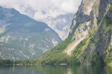 Alp manzaralı göller, ormanlar, yüksek dağlar ve dik taş duvarlar, Konigssee, Almanya.