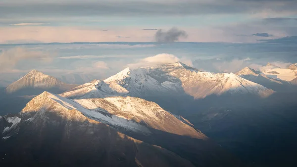 Величественный Горный Хребет Вершинами Покрытыми Снегом Время Красочного Заката Австрийские — стоковое фото