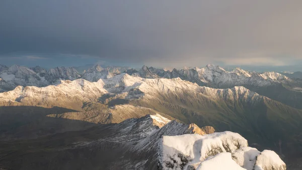 Majestátní Pohoří Vrcholky Pokrytými Sněhem Během Barevného Západu Slunce Rakouské — Stock fotografie