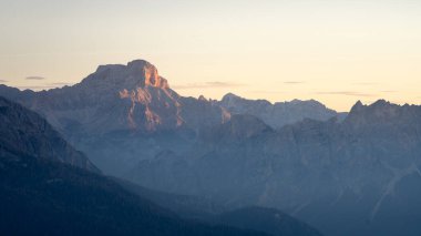 Gün doğumunda ilk ışığa yetişen Rocky zirvesi, Dolomitler, İtalya.