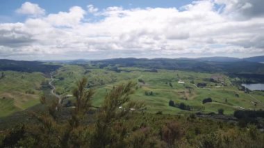 Yeşil kıvrımlı tepeleri olan vadiyi soldan sağa, Full HD, Yeni Zelanda.