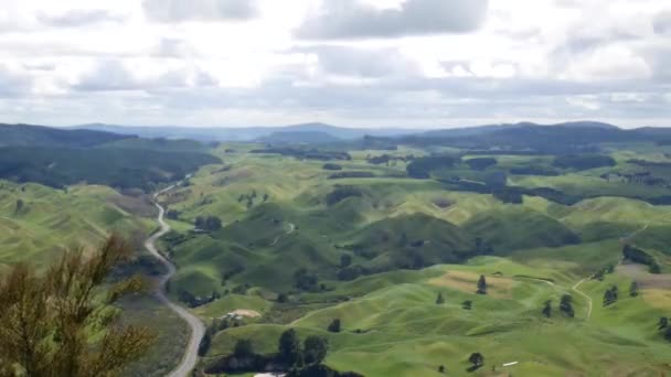 Nubes Moviéndose Sobre Valle Con Verdes Colinas Ondulantes Full Timelapse — Vídeo de stock