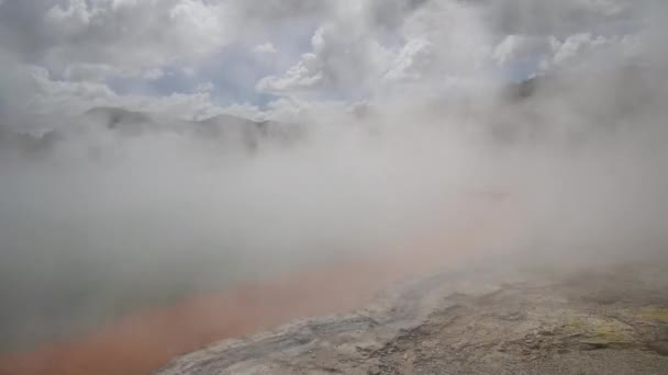 Vista Sobre Lago Vulcânico Fumegante Com Bordas Laranja Brilhante Full — Vídeo de Stock