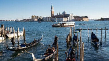 Arka planda gondollu Venedik Panoraması ve San Giorgio Maggiore Bazilikası, İtalya, Avrupa.