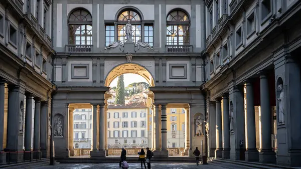 Güzel tarihi binanın önündeki turist, Galeria degli Ufizzi, Floransa, İtalya, Avrupa.