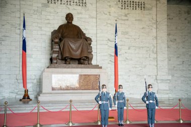 Chiang Kai-shek Anıt Salonunu koruyan askerler arkasında heykeli olan Taipei, Tayvan.