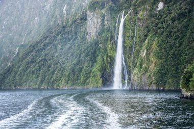 Fiordland 'da denize düşen fiyortta muhteşem bir şelale. Yeni Zelanda, gemiden vurulmuş..