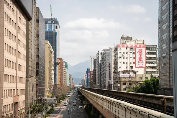 Taipei Zone Urbaine Avec Chemin Fer Transport Public Dessus Route — Photo