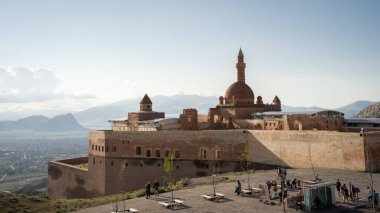 Türkiye 'nin doğusundaki vadide minareleri olan tarihi Arap sarayı..
