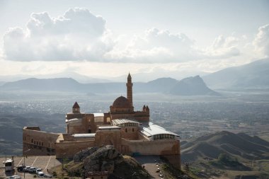 Türkiye 'nin doğusundaki vadide minareleri olan tarihi Arap sarayı..