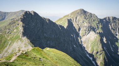 Dağın eteğindeki yürüyüşçü ileride kayalık tepeye bakıyor, Slovakya, Avrupa.