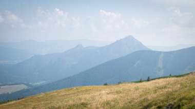 Güneşli bir günde Slovakya, Avrupa 'da çekilen tepelere ve dağlara bakın..