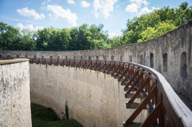 Turistler, Avrupa ve Slovakya için kaldırımları ve ahşap korkulukları olan eski büyük kale duvarları.