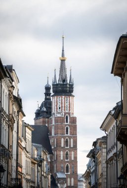 Eski şehir merkezindeki tarihi caddenin sonunda büyük bir kule var, Krakow, Polonya..