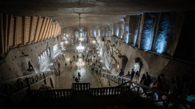Merdivenleri ve büyük yeraltı tuz madeni Krakow, Polonya 'daki insanların bulunduğu devasa bir yeraltı koridoru..